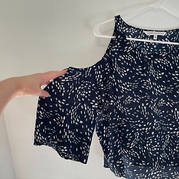 CUPCAKES AND CASHMERE STITCH FIX Lisbon Cold Shoulder Top Navy Blue White Boho S - Picture 6 of 12